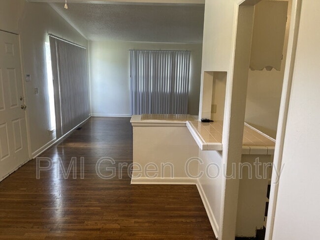 Building Photo - 5430 N Frankfort Pl
