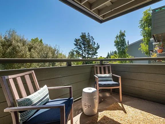 Building Photo - 1-Bedroom Gem in Redwood City – Your Perfect Retreat Awaits!"