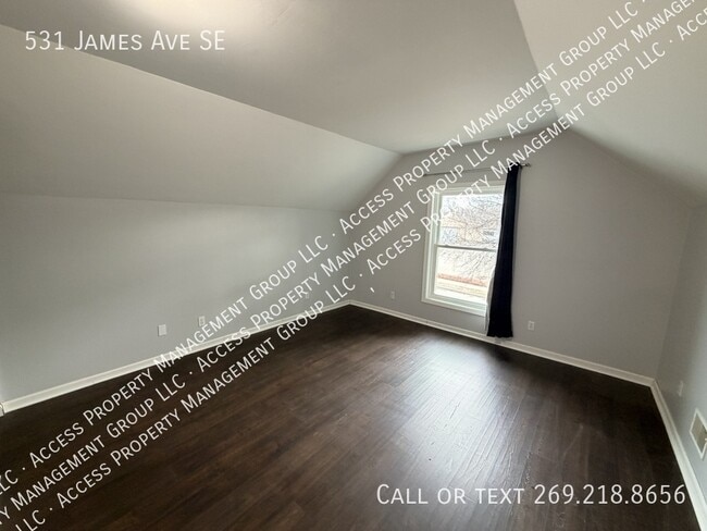 Building Photo - 531 James Ave SE