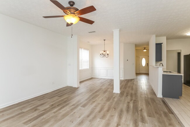 Building Photo - 610 Clairidge Ln SW