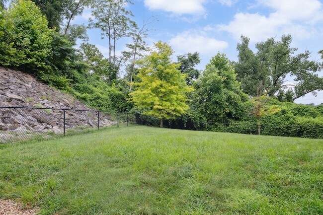 Building Photo - 400 Herron Dr
