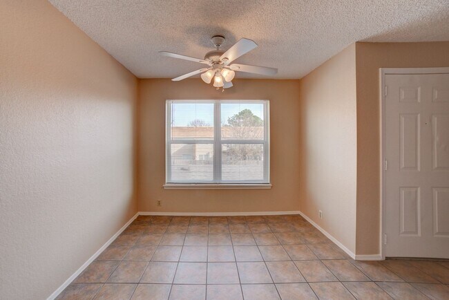 Building Photo - 2 Bed 1.5 Bath Condo Ready For Rent!