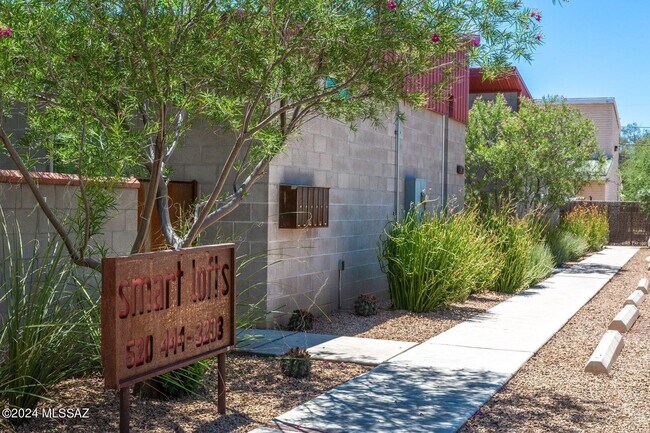 Building Photo - 3429 E Presidio Rd