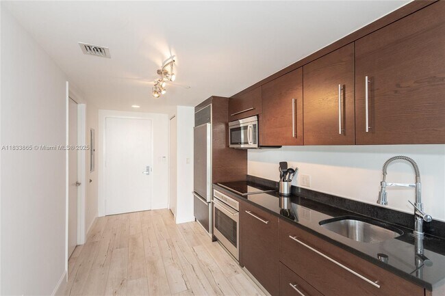 Building Photo - 465 Brickell Ave