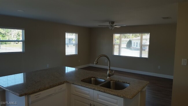 Building Photo - 12080 Moss Dr