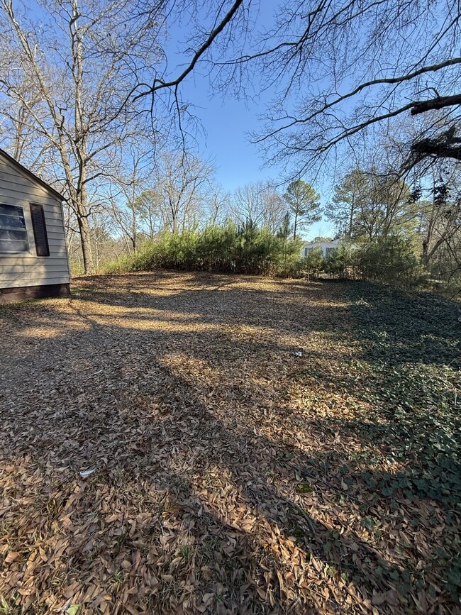 Building Photo - 1633 Yvonne Dr