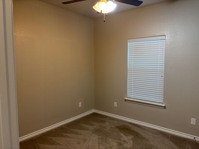 Building Photo - 3/2/1 on Quiet Street Near a Park!