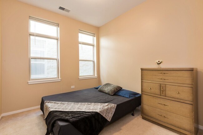 Building Photo - 2933 N Clybourn Ave