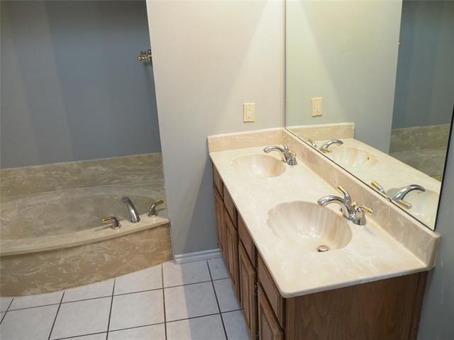 Building Photo - 924 Summer Trail