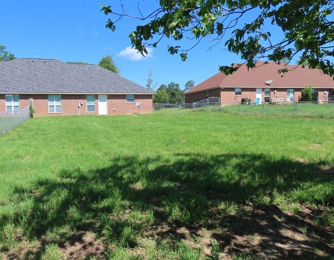 Building Photo - Beautiful 3 Bedroom, 2 Bath Duplex in Lindale!