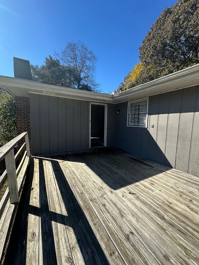 Building Photo - Move-in ready 3 bedroom, 2 bath brick home...