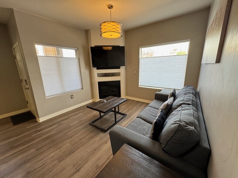 Building Photo - 405 Paradise Pky