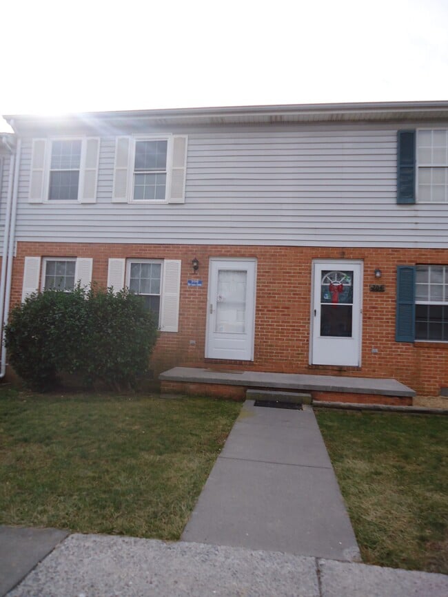 Building Photo - 206 Nottoway Dr