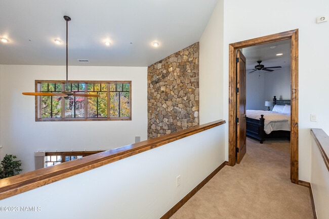 Building Photo - 1507 E Castle Hills Dr