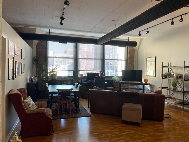 Building Photo - 621 S Plymouth Ct