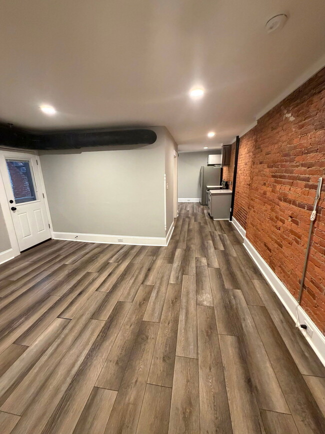 Building Photo - 252 N Mulberry St