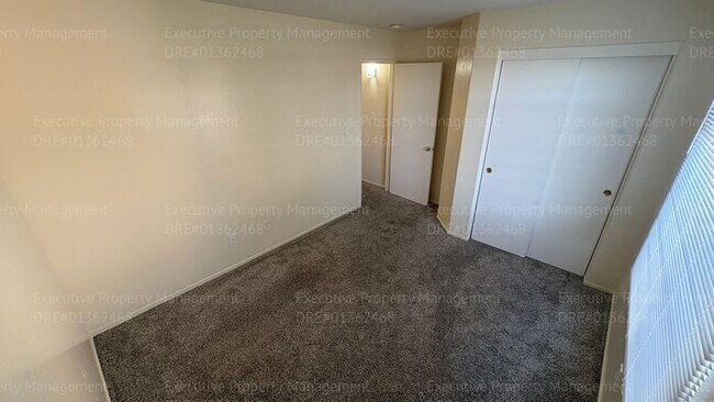 Building Photo - 4 bedroom 2 bathroom split wing home in North Bakersfield