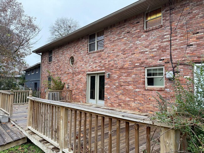 Building Photo - 323 Auburn Dr