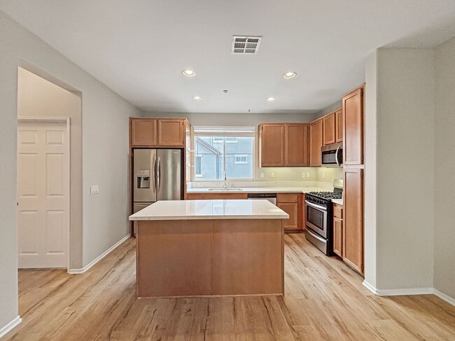 Building Photo - Beautiful 2 Bedroom, 2.5 Bath Condo in Eas...
