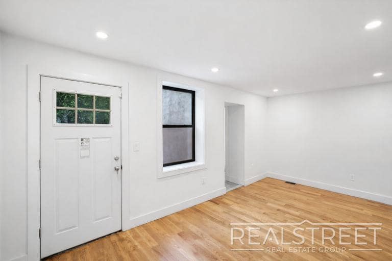 Building Photo - Magnificent 4 Bed 3.5 Bath Brownstone Duplex in Crown Heights