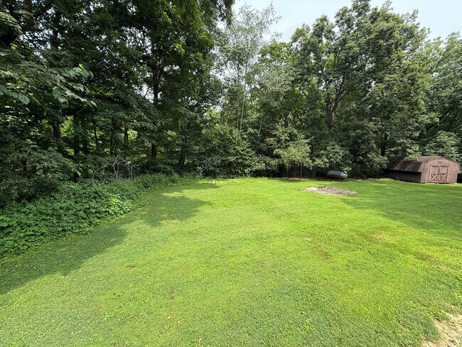 Building Photo - Beautiful 2 Bedroom in Secluded Area