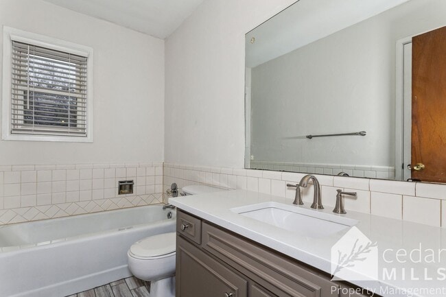 Building Photo - Mid Century 3 Bedroom