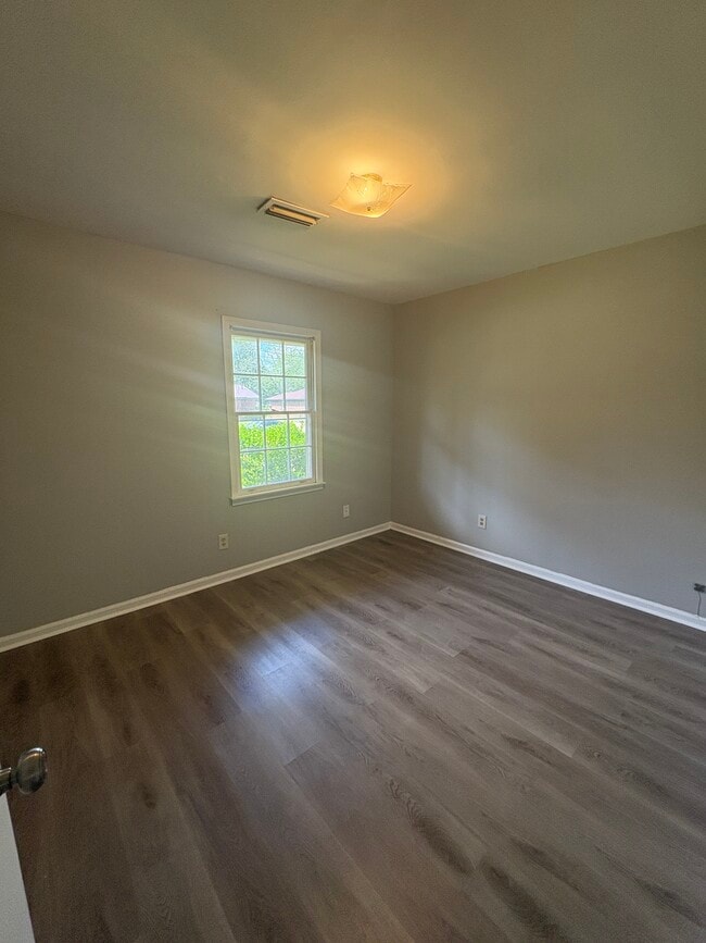 Building Photo - 320 Sultan Ct