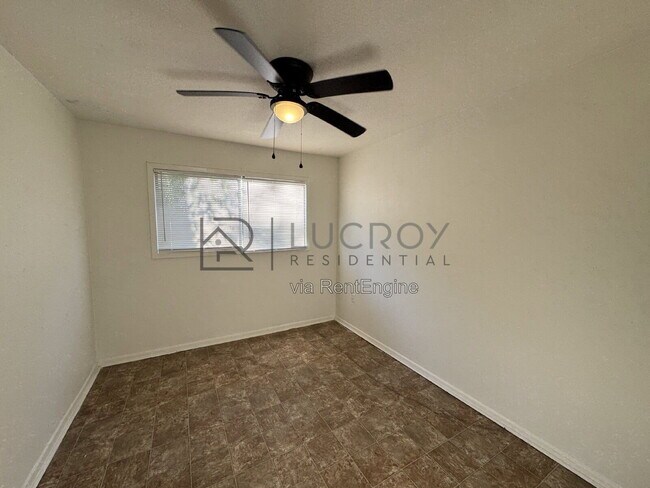 Building Photo - 2716 Woodside Dr