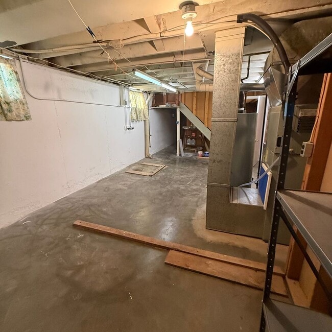 Building Photo - 3 Bedroom 2 BathHome