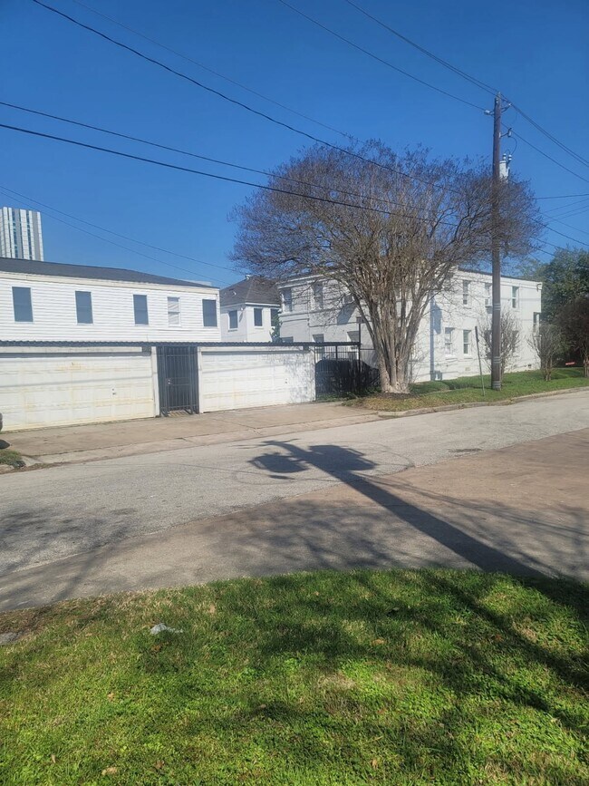 Building Photo - 5612 Chartres St