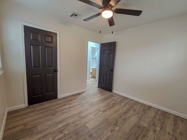 Building Photo - Beautifully remodeled 3 bed 1.5 bath home ...