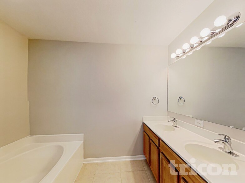 Building Photo - 9312 Thunderbolt Dr