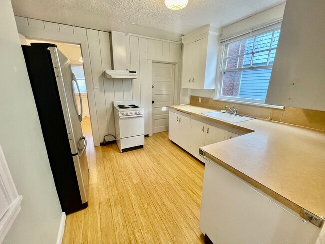 Building Photo - R0445