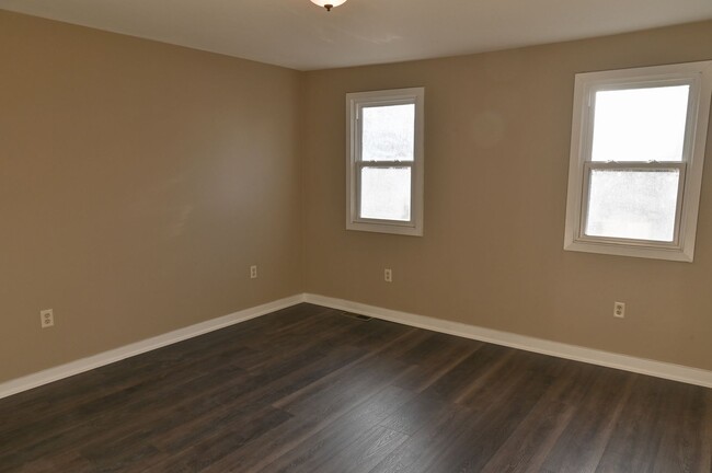 Building Photo - 3 Bedroom on Boas St w/ Parking AND a $750...