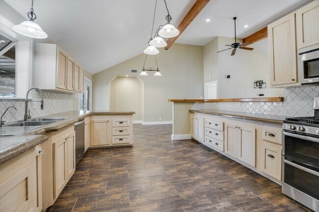 Building Photo - 441 Leaning Oak Trail