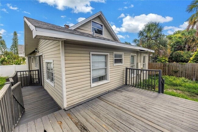 Building Photo - 116 16th Ave SE