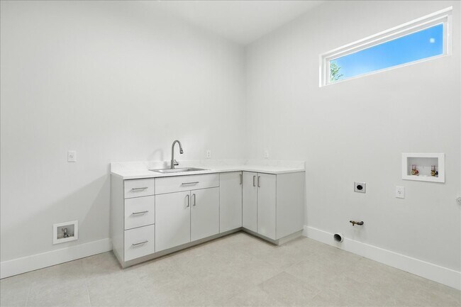 Building Photo - 512 Cowal Dr S