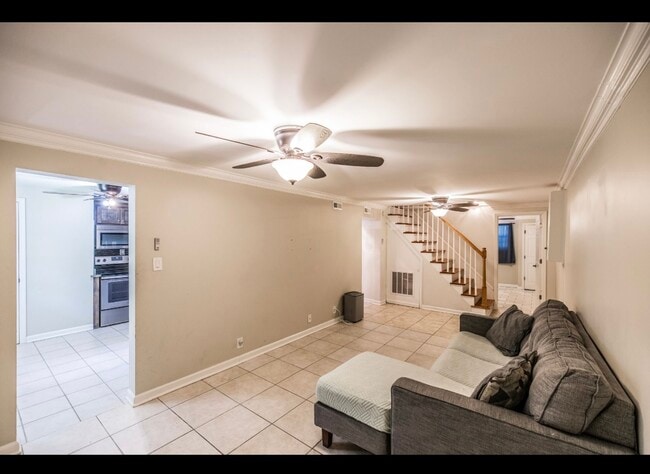 Building Photo - 907 N Graycroft Ave