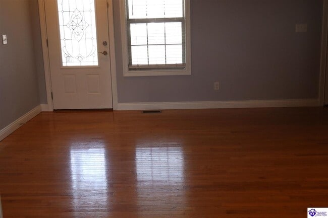 Building Photo - 121 Twin Lakes Dr