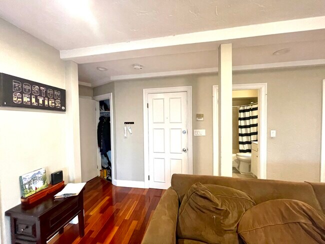 Building Photo - 141A L St