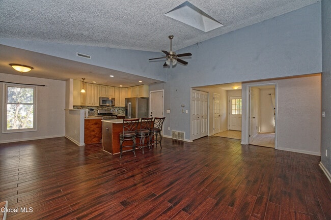 Building Photo - 638 Top Ridge Dr