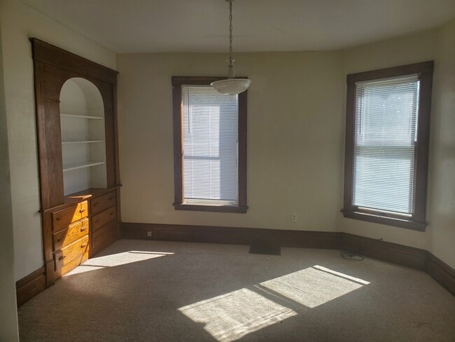 Building Photo - 383 Maple Ave