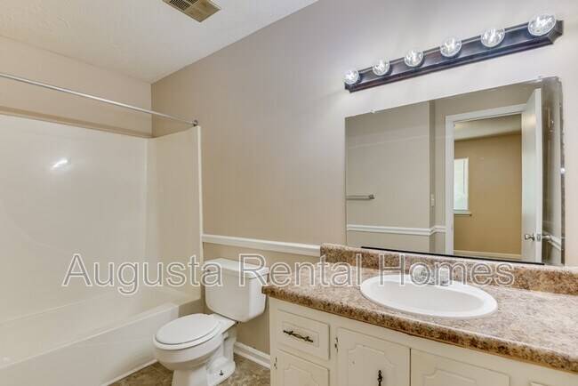 Building Photo - 3510 Woodlake Rd