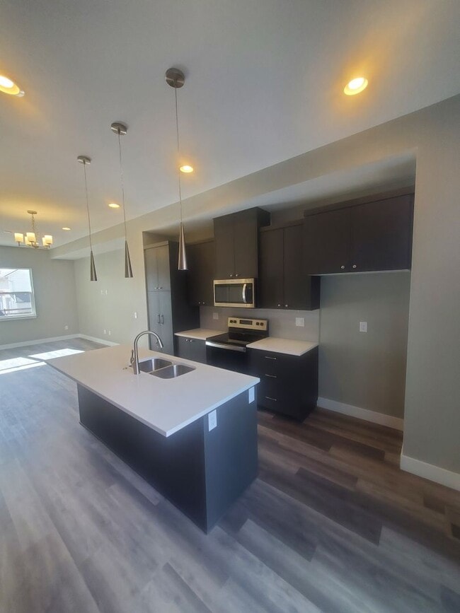 Building Photo - Beautiful and Updated 2BR Townhome With At...