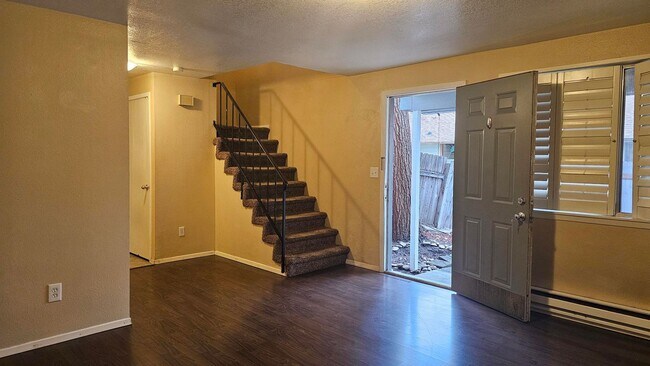 Building Photo - Glendale Duplex