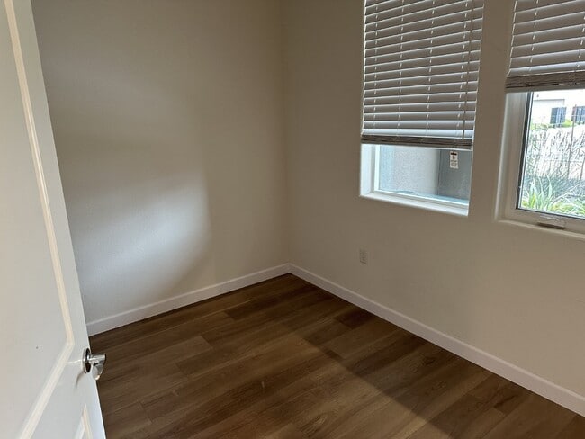 Building Photo - Stunning 3 Bed/3.5 Bath Townhome Walking Distance to BART