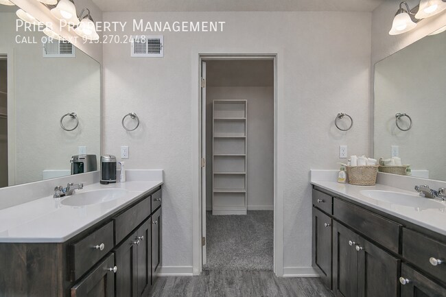 Building Photo - 3246 N 103rd Pl