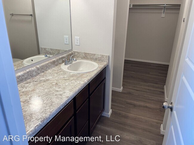 Building Photo - 3 br, 2.5 bath House - 3211 Red Tail Way
