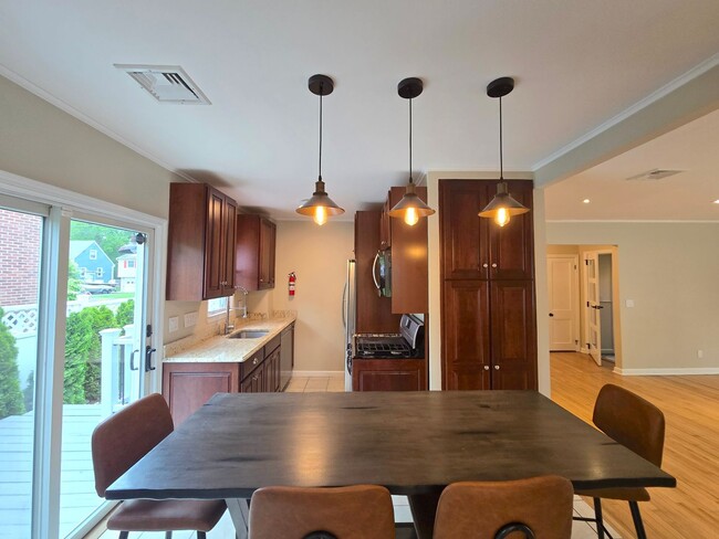 Building Photo - Beautifully updated, ranch style single fa...