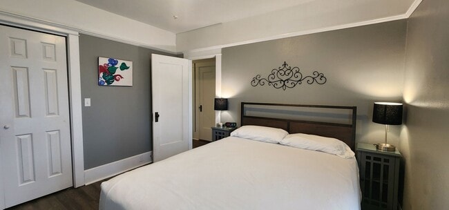 Building Photo - Single Family Fully Furnished Home